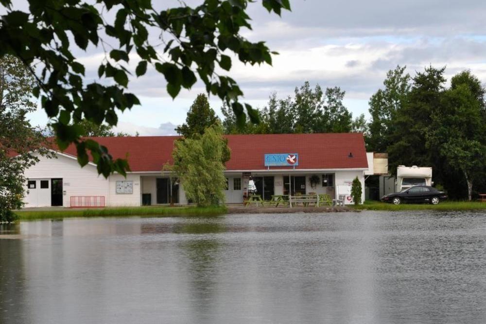 Camping & Chalets De La Demi-Lieue Hotel Сен-Жан-Порт-Жоли Екстериор снимка